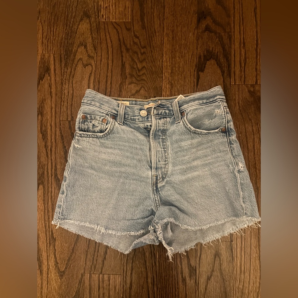 Levi’s- Light Wash Ribcage Shorts